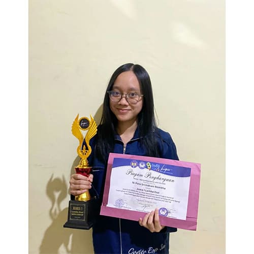 Juara 1 Kategori Lomba Esai dalam ajang Ksatria #2 KMHD UNY Art Show Appreciation Award Tingkat Nasional