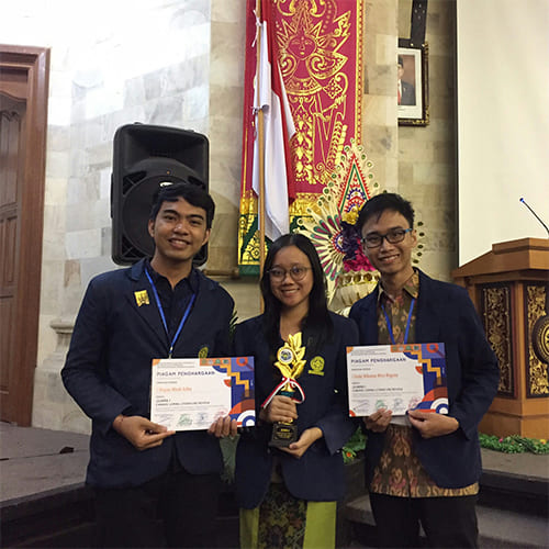Juara 1 Kategori Lomba Literature Review dalam kegiatan Scientific Atmosphere 12